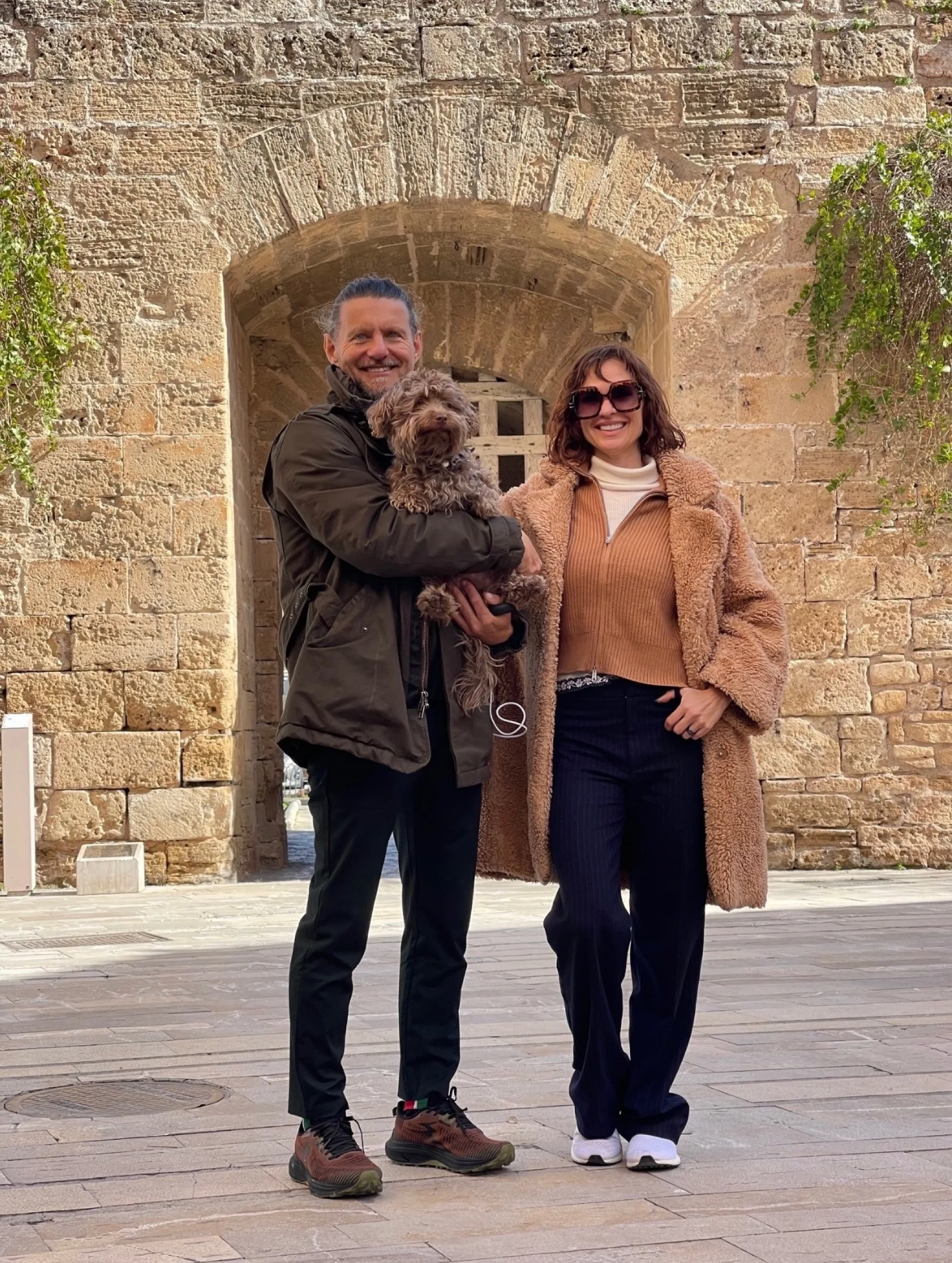 Sunny & Marc mit ihrem Hund im warmen Licht Mallorcas.